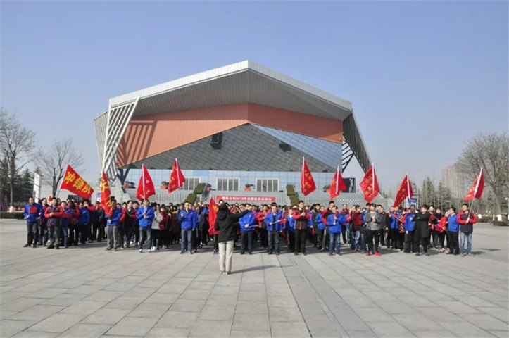 陜西德龍汽車全體員工合影